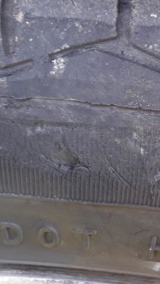 Czy tak uszkodzone opony kwalifikują się do wymiany?