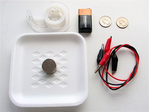 Łódka bez silnika i wioseł, a pływa.