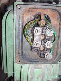 Jak podłączyć silnik 0,8kW 1400 obr/min 220/380V na 230V? Jaki kondensator?