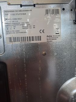 Etykieta z danymi technicznymi piekarnika Amica EBN 6521.
