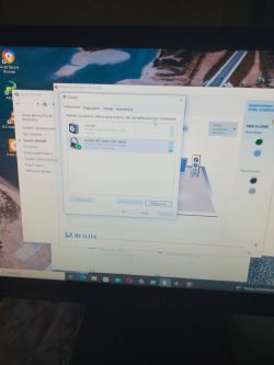 Ekran komputera z widokiem na ustawienia dźwięku i urządzeń Realtek HD Audio.