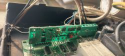 Zbliżenie na zabrudzoną płytkę drukowaną z elektroniką i przewodami