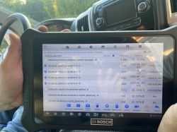 Tablet diagnostyczny Bosch pokazujący dane o korekcji paliwa i innych parametrach samochodu.