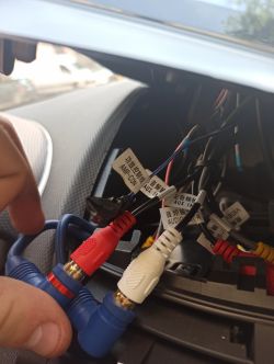 Jak poprawnie podłączyć wzmacniacz, kondensator i głośnik?