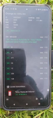 Telefon z aplikacją do pomiaru sygnału sieci Orange