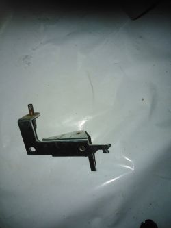 Metalowy element z magnetofonu na białym tle.