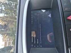 Wyświetlacz w samochodzie z ekranem ustawień Bluetooth.