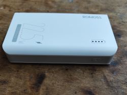 Powerbank Romoss Sense 4SF w kolorze białym, widok z góry na drewnianym blacie.