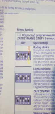 Fragment instrukcji z ilustracją przełączników DIP i dwiema strzałkami wskazującymi jeden przełącznik.