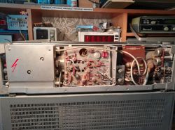 Wnętrze oscyloskopu OS-710 ze zdjętymi pokrywami i odsłoniętymi modułami elektronicznymi