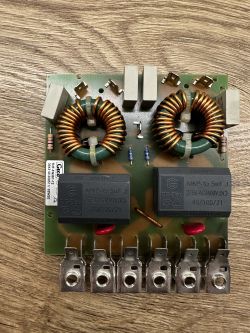 Spalony filtr przeciwzakłóceniowy z dwoma cewkami i kondensatorami MKP-X2 5uF na płytce PCB