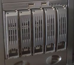 Front obudowy serwerowej z kieszeniami dyskowymi