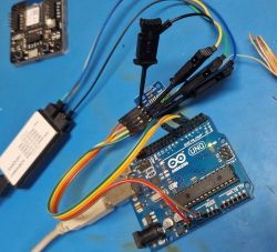 Moduł Arduino UNO z podłączonym adapterem i przewodami.
