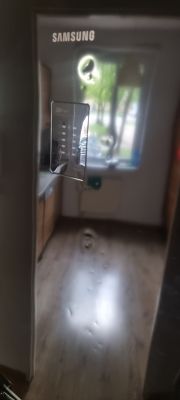 Drzwi lodówki Samsung z kilkoma widocznymi wgniotami na powierzchni.