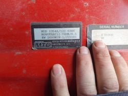 Tabliczka znamionowa traktorka MTD Novotrac 11-76HN z numerem seryjnym.