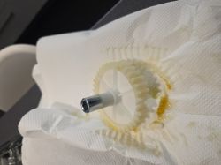 Plastikowa zębatka maszynki do mięsa z 34 zębami na nasączonym tłuszczem ręczniku papierowym