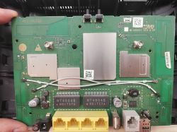 Zdjęcie wnętrza routera Huawei B525s-23a z widoczną płytą główną.