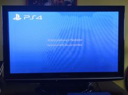 Ekran powitalny PS4 na telewizorze Panasonic z widoczną plamą na górze