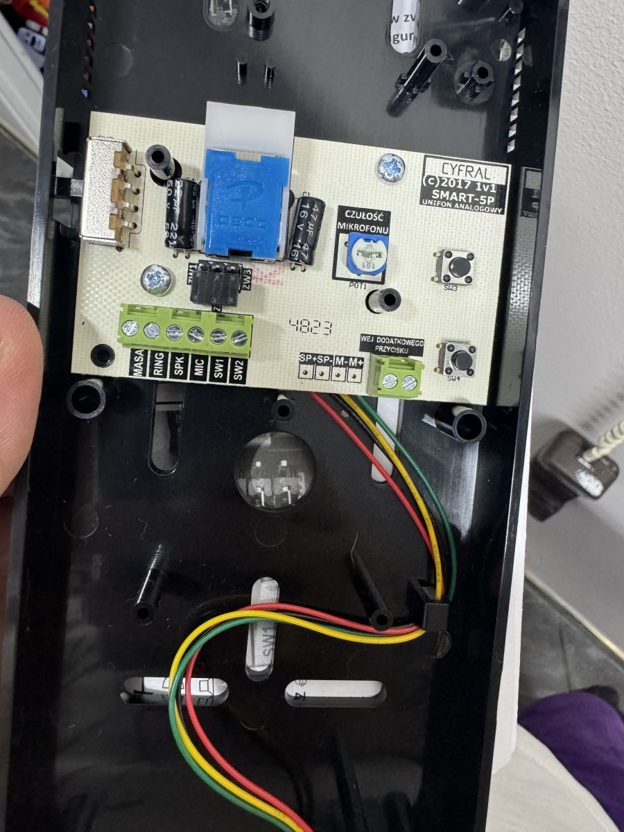 Jak prawidłowo podłączyć Domofon Smart-5P Cyfral? Szukam instrukcji.