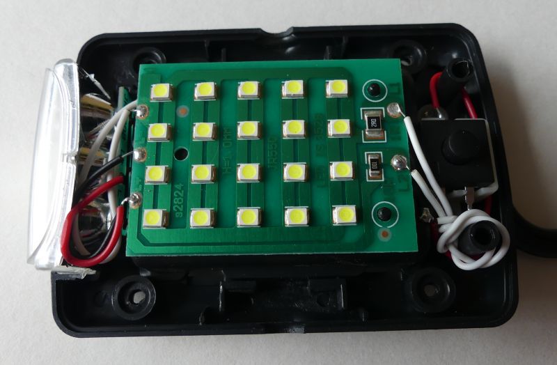 Wnętrze lampki awaryjnej z 20 diodami LED na płytce elektronicznej.