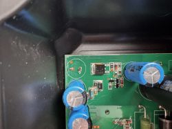 Zbliżenie płytki elektronicznej z zaznaczonym miejscem po brakującym elemencie.
