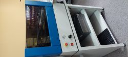Automat montażowy M60 w obudowie z niebieską górą i szarą podstawą, widoczny panel sterowania i półka z komputerem.