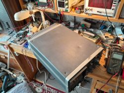 Oscyloskop PM 3233 na zagraconym biurku w warsztacie elektronicznym