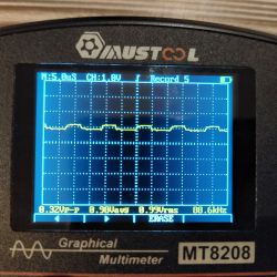 Wyświetlacz multimetru MT8208 pokazujący wykres napięcia z częstotliwością 88,6 kHz.