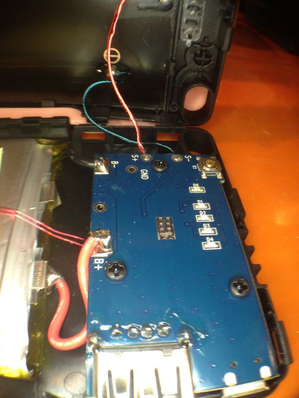 Powerbank z Rossmana. Co jest wart?