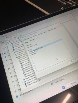 Widok ekranu laptopa Lenovo z otwartym oknem ustawień urządzenia I2C HID.