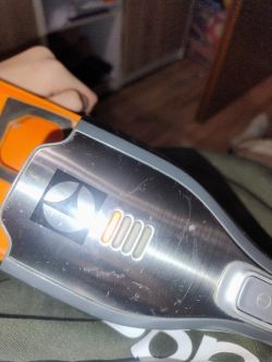 Zbliżenie na odkurzacz ręczny Electrolux z migającą pomarańczową diodą LED