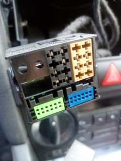 Przejściówka do uruchomienia tylnych głośników w Audi A3 8P 2006r z radiem nie fabrycznym