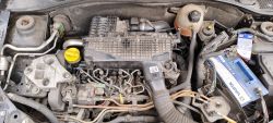 Silnik Renault Clio mk2 z widoczną pokrywą filtra powietrza i zabrudzeniem olejem