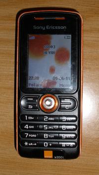 w200i dziwny napis nad nazwą operatora