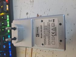 Ładowarka EMOS KN-8501 z wtyczką sieciową i etykietą specyfikacji.