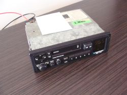 Radio samochodowe Blaupunkt Trier CC31 ustawione na ciemnym blacie, wyświetlacz pokazuje częstotliwość 95,5.