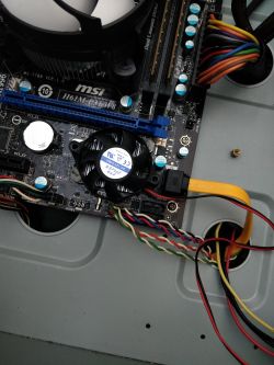 MSI h61m-p31 - czy bezpieczne używanie przy TMPIN1 102°C i montaż dodatkowego wentylatora?