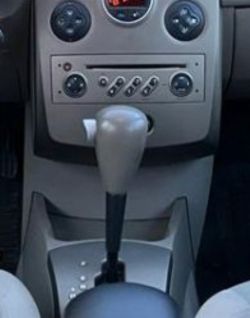 Jaki rodzaj skrzyni automatycznej w Renault Clio 1.6 benzyna 2006?