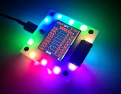 Bus Pirate 5 REV10 z kolorowym wyświetlaczem LCD i podświetleniem LED.