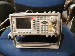 Generator funkcyjny MCP MDF-3020 na niebieskim krześle, widok z przodu.