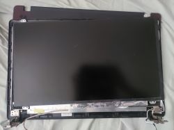 Ekran laptopa ASUS F550VX z zamontowaną matrycą 15,6 cala rozłożony na stole.