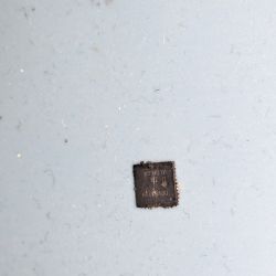 Zdjęcie mikroprocesora DRV8323 o numerze seryjnym 19A64 na jasnoniebieskim tle.