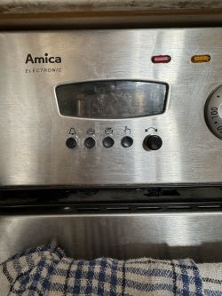 Wyświetlacz piekarnika Amica Electronic nie działa, pomimo że piekarnik funkcjonuje poprawnie.