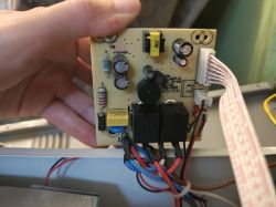 Zbliżenie płytki elektroniki z podłączonymi przewodami w grzejniku Lehmann Home