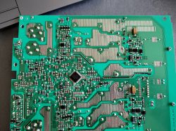 Płytka drukowana z elementami elektronicznymi na zielonym tle