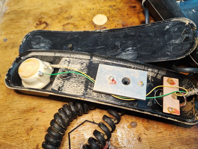 Wnętrze słuchawki telefonu stacjonarnego Proton T1332
