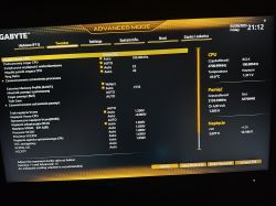Ekran BIOS płyty głównej GIGABYTE w trybie zaawansowanym, zakładka Tweaker, z widocznymi ustawieniami procesora i pamięci RAM.
