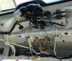 Volkswagen/Golf4/TDI - Rozłożony mechanizm w tylnej klapie - jak to złożyć? Volkswagen/Golf4/TDI - Rozłożony mechanizm w tylnej klapie - jak to złożyć?