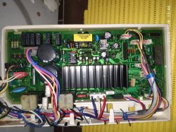 Płyta drukowana z układami elektronicznymi i kolorowymi przewodami.