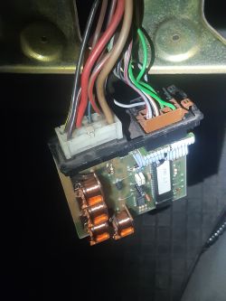 Widok modułu elektryki z podłączonymi przewodami i wtyczką w samochodzie VW T4 z 1995 roku.